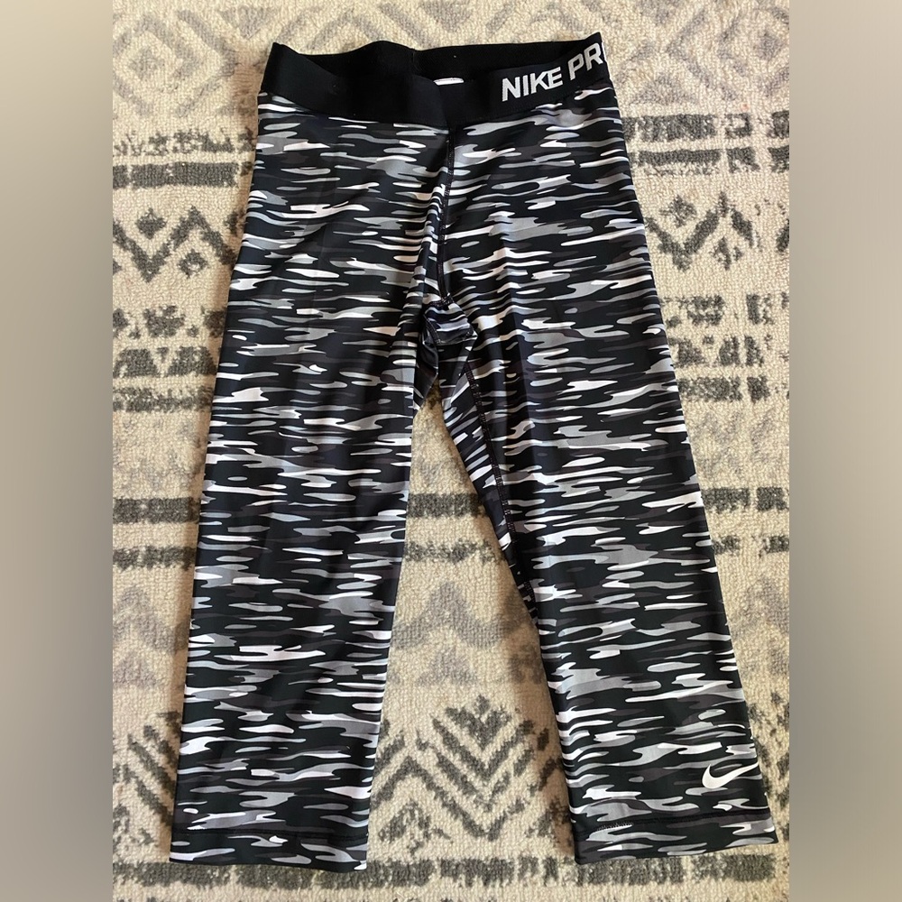 Nike Capree leggings. Army black design.